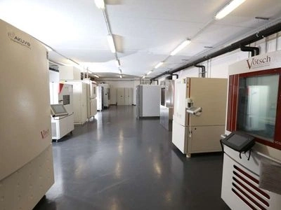 Room with climate chambers